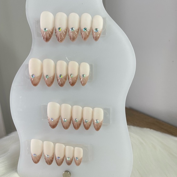 Handmade Presson Nails Beige color ~ Medium Almond Cat Eyes French Nails - Picture 1 of 5